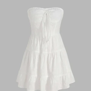 Sommarklänning/studentklänning  - Köpte denna från hemsidan cider men den var för liten. Beställd i stl L men den är snarare en M. Då returen kommer kosta mer än värdet på klänningen säljer jag den här. Köpt för 350 kr men säljer den för 300kr.  Skick: helt ny endast provat en gång  