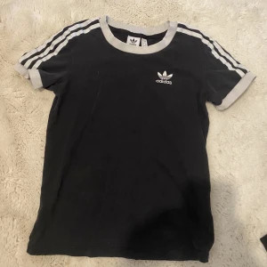 Adidas tröja  - I bra skick köpt från JD sports (Rensar garderoben)