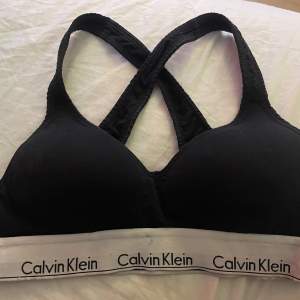 Jättesnygg och skön Calvin Klein bh utan bygel. Använd men i bra skick. Säljer då den blivit för liten. 100kr+frakt