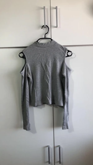 Öppna axlar tröja - Jätte fin tröja med öppna axlar ifrån H&M. I den andra bilden får man se baksidan på tröjan, men det går såklart alltid att ha på sig tröjan på det sättet också!🤍