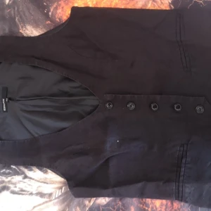 Väst  - En svart väst. Den är köpt begagnat för flera år sedan men är i bra skick, alla knappar är kvar den är lite skrynklig med det är bara att stryka✨🤘storleken är lite liten men kan funka för större också 