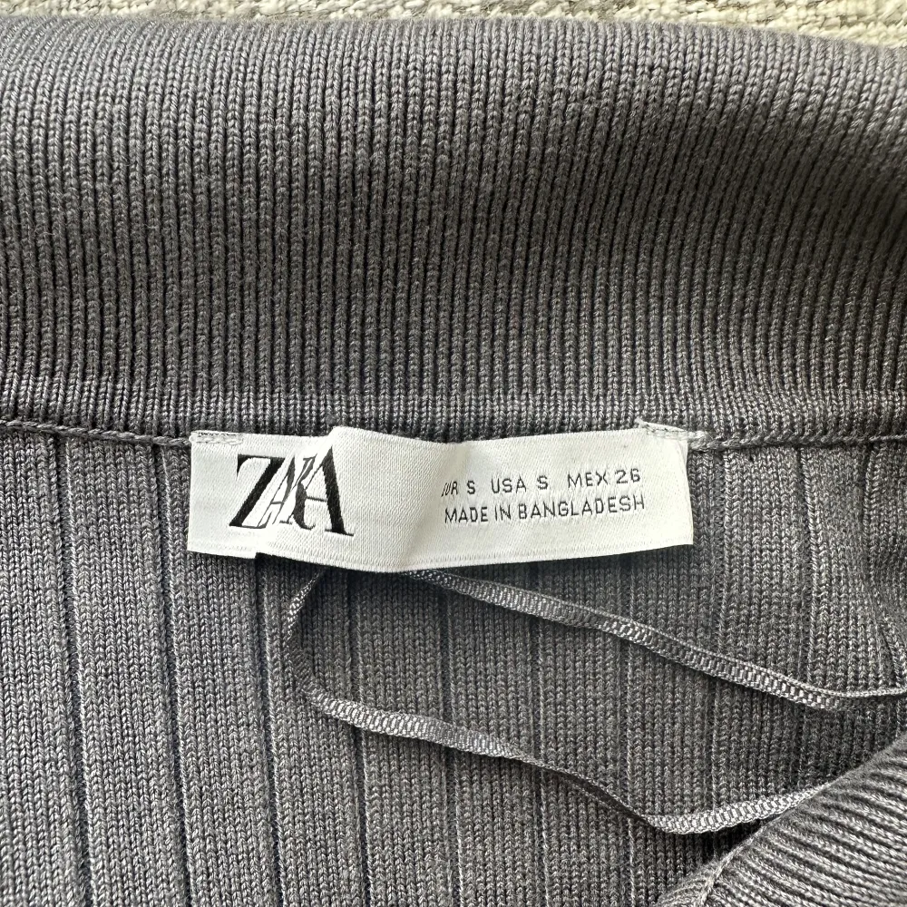 Långärmad grå tröja med knappar från Zara💞. Tröjor & Koftor.