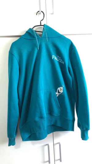 Disney hoodie - Jätte fin och gullig äkta disney tröja. Den är väldigt fin och passar alla!!