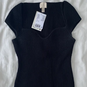 topp - säljer den här jättefina oanvända toppen som inte har kommit till någon användning