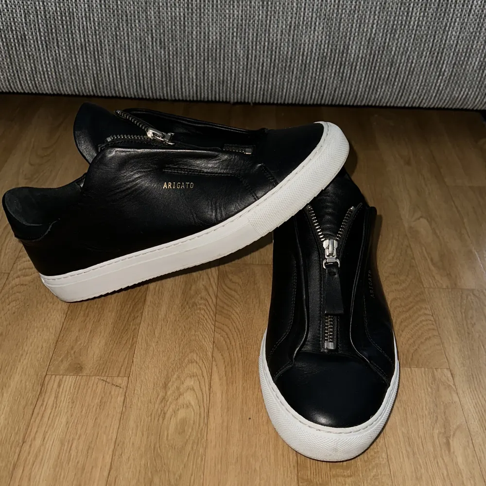Arigato skor till salu i storlek 40. Använda ett par gånger, men är i god skick. . Skor.
