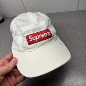 Äkta Supreme keps. Från SS15 eller SS16 minns inte riktigt. Köpt i butik i paris. Ytterst lite gulnad på skärmen under loggan, på insidan vid pannan är den mer gulnad. Nytvättad och blekt👌