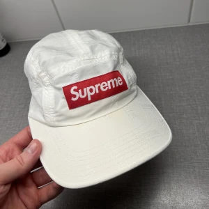 Supreme 5panel camp keps vit - Äkta Supreme keps. Från SS15 eller SS16 minns inte riktigt. Köpt i butik i paris. Ytterst lite gulnad på skärmen under loggan, på insidan vid pannan är den mer gulnad. Nytvättad och blekt👌