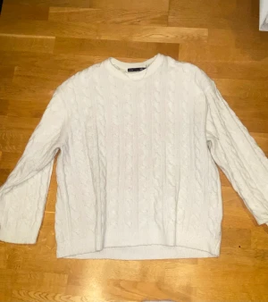 Vit tjocktröja  - Vit tröja med ”flätmönster”. Storlek M och är lång på mig som är 163. Säljer eftersom den är för stor💕