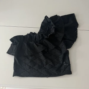 Svart volangtopp - Svart enarmad volang topp från Zara med 