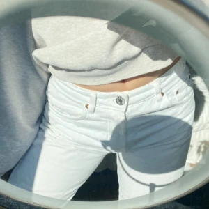 Zara mid rise jeans - Bra skick! Passar 36/38, från Zara och finns ej på deras hemsida längre🤍