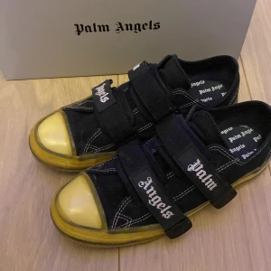 Palm Angels sneaker - Palm Angles sneaker. Riktigt schyssta men tyvärr lite för små för mig. Lite slitage vid ena kardborrebanded annars i bra skick.  Storlek 41
