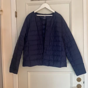 ULTRA LIGHT DOWN COMPACT JACKET - Shit snygg vår jacka från uniqlo!! Köpt för 799 kr och säljer för 499 kr, men priset kan absolut diskuteras🤩 Den är i ett super skick, då den bara kommit till användning ett fåtal gånger🧡🧡