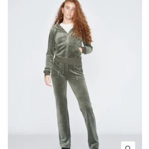 Juicy couture - Säljer min juicy dress i färgen dark Moss, använd fåtal gånger. Byxorna är i storlek s och tröjan i xs, privata bilder vid begäran🥰