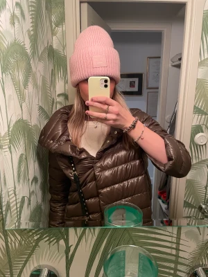 Acne studios mössa - Säljer min jätte fina acne mössa då jag inte använder den lika mycket längre. Fint skick, nypris: 1500 och säljer för 750 men pris kan diskuteras❤️