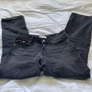 Säljer dessa mörkgråa låg midjade ”straight” jeans från Zara. Köpte de för 399💞💘
