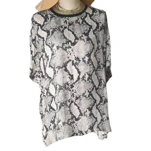 Blus/ elegant t-shirt från Malene Birger i snakeprint. Som ny. Kostar 1990 kr i butik.  https://www.byflou.com/sv/opheelia/black-snake?ident=59d0ca878d89b20fc8408fabb89b05ae2cd3ce77