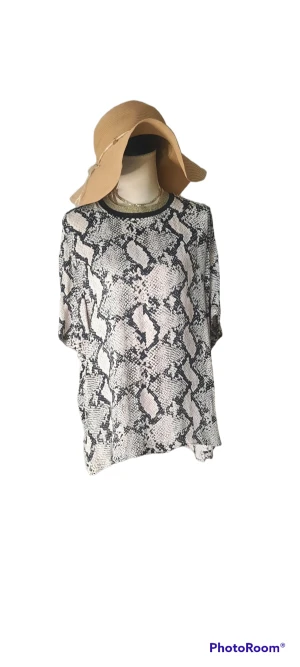 By Malene Birger blus Opheelia - Blus/ elegant t-shirt från Malene Birger i snakeprint. Som ny. Kostar 1990 kr i butik.  https://www.byflou.com/sv/opheelia/black-snake?ident=59d0ca878d89b20fc8408fabb89b05ae2cd3ce77