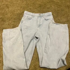 Väldigt fina baggy jeans. Det finns några enstaka defekter som smuts (se bild 2 o 3) går nog att tvätta bort! Annars syns dem knappt. ❤️❤️❤️super fint skick annars.