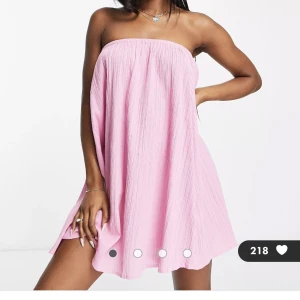 rosa klänning - Jättefin klänning från asos som är köpt i somras. Helt slutsåld i alla storlekar på hemsidan. 