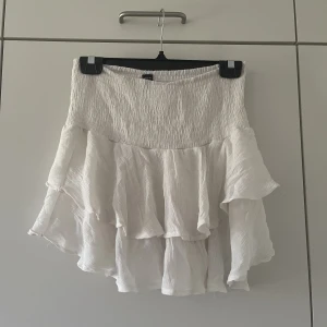 Kjol - Säljer denna jätte söta volang kjolen🤍 köpt i somras men inte använd så mycket så den är fortfarande i väldigt fint skick🩷 storlek M men passar S med.🩷 pris kan diskuteras!