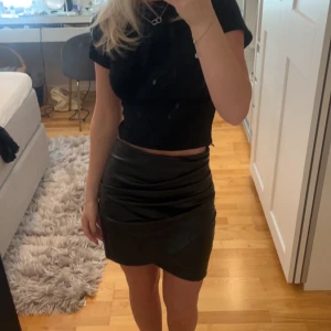 Skinnkjol - Fin stilren skinnkjol! Nyskick.