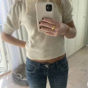 Kortärmad stickad  - Säljer min kortärmade stickade från vero Moda, så fin o kommer va så najs i sommar💕