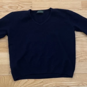 Ull tröja - Säljer en marinblå ull tröja (pure new wool). Den är jättefin och i bra skick men säljer för att den är för liten för mig:( Köparen står för frakten❤️