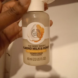 Bodybutter bodymist thebodyshop tbs - Så ute gott honey shower sen  dusch ♥️🥰👍🏽🤤cream men det är som the Body Shop 50ml