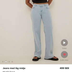 Jeans med låg midja  - Säljare dessa populära jeans från NA-KD i storlek 36, endast använda 1-2 gånger så är i nyskick🤍