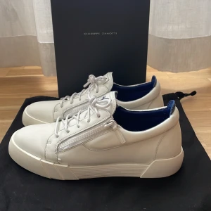 Guiseppe Zanotti storlek 44 - Säljer mina Guiseppe Zanottis i storlek 44! Bara använda ett fåtal gånger. Både box och dustbag ingår. Skick 9.5/10   Nypris 7500kr! (Öppen för byten)