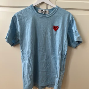 Commes des garçon play tshirt - Nästan som ny:)