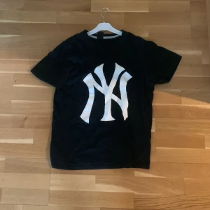 vintage yankee tee - vintage yankee t-shirt. passar large bra och medium men den blir oversized. 
