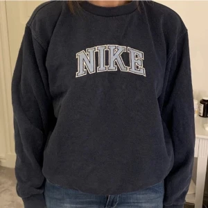 Nike tröja - Äkta Vintage Nike crewneck. Köpt för 1000. Kom med prisförslag! 