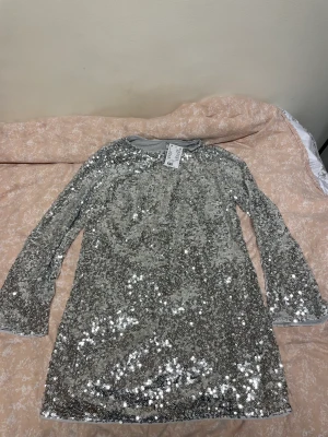 Klänning  - Helt ny klänning 