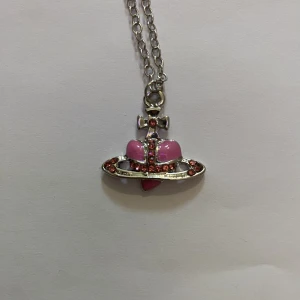 Halsband i rosa - Superfint halsband i hjärt form.  Helt nytt. 