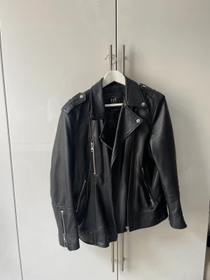 Skinnjacka  - Skinnjacka från Zara trf, strl XL, jag är en storlek S och har anvönt den som oversize!  Sparsamt använd 🫶🏼 