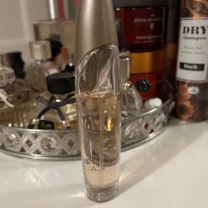 Naomi parfym  - 30ml lite taget 