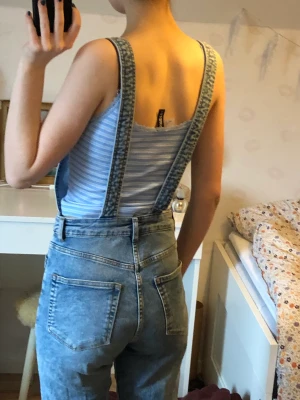 Hängslebyxor  - Mycket bra skick, bara använts ett fåtal gånger. Finns dragkedja på sidan för att stänga byxorna. Pris kan diskuteras☺️