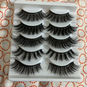 Säljer de här ögonfransarna. Aldrig använt de. - Säljer de här fina ögonfransarna. 