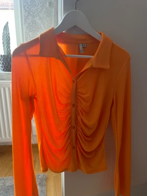 ZARA & NELLY skjortor  - Två stycken skjortor med rynk. Den orangea är från Nelly och den bruna från Zara. Båda är designade med rynkor för att framhäva kroppens naturliga former. 🧡 Aldrig använda! Skriv om du vill köpa någon av dem