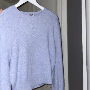 & Other Stories Tröja - Så fin stickad tröja från &Other Stories!💙Bra kvalitet, inte blivit nopprig och knappt använd⭐️ Perfekt nu till vår och sommar💛