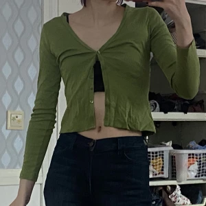 Grön cardigan  - Liten söt cardigan med croptopfit