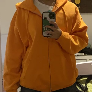 Orange hoodie  - KAN DISKUTERA PRISET  Snyggt färg och snyggt huvtröja från H&M som köpte för halloween utklädd:)🧡