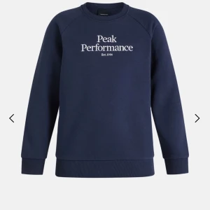 Peak performance - Köpt för 650 kr💕(priset kan diskuteras) En mörkblå peak performance "hoodie" som aldrig är använd.💕 Storlek 150 men passar xs och xxs 💕💕