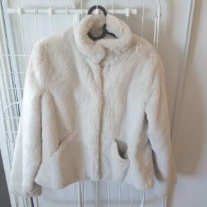 Beige faux fur jacka från ONLY i storlek S. Använd endast en gång och är i gott skick. Varm och mysig på vintern men fungerar även bra som höstjacka! 