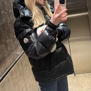 Moncler jacka  - Äkta Moncler jacka i storlek XS, jätte fint skick utan några brister! Frakt inkluderat 💙