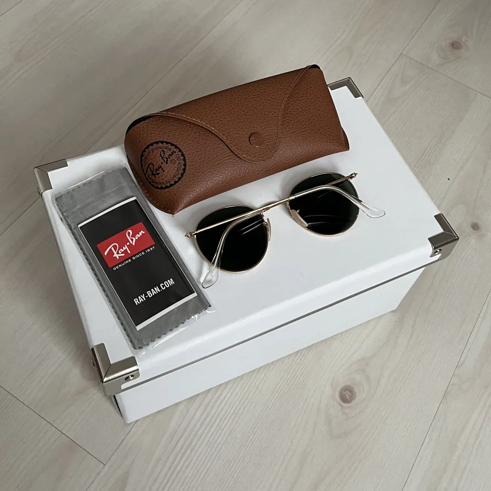 Ray-ban solglasögon round metal helt nya aldrig använda, kommer med fodral och rengöringsduk. Nypris 2250:- säljer för 999:-. Accessoarer.