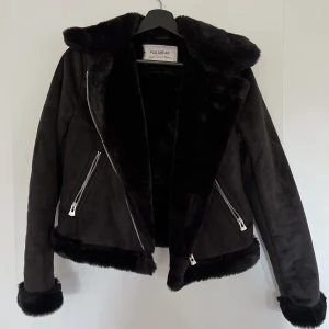 Pull & bear jacka - Jacka från Pull & bear i storlek S. I väldigt fint skick. I mocka imitation. 