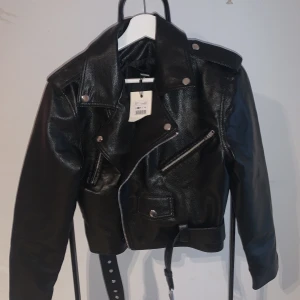 Skinnjacka - Säljer denna fina skinnjacka. Skriv till mig om ni är intresserade eller buda <3 storlek S 
