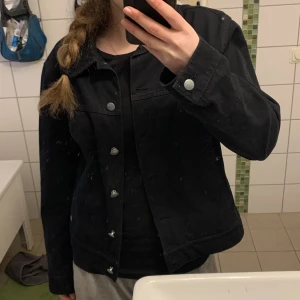 Snygg svart jeansjacka  - Säljer denna snygga svarta jeansjacka perfekt till våren. Inga tecken på användning och skönt material. Kan passa flera storlekar beroende på hur du vill ha den. Bara att höra av sig om du undrar något🥰
